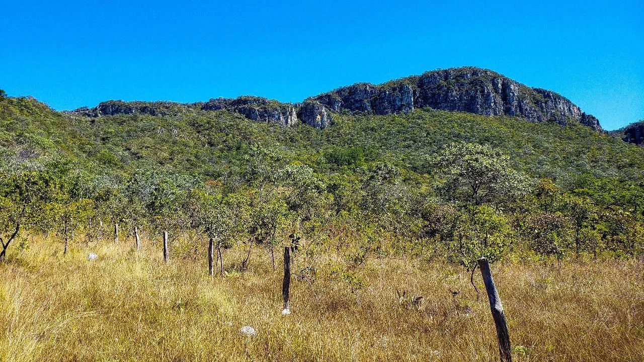 Vista panorâmica das serras a partir do terreno de 3.600 m² em Cavalcante, na Chapada dos Veadeiros